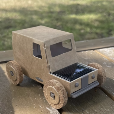 Petite voiture solaire en carton